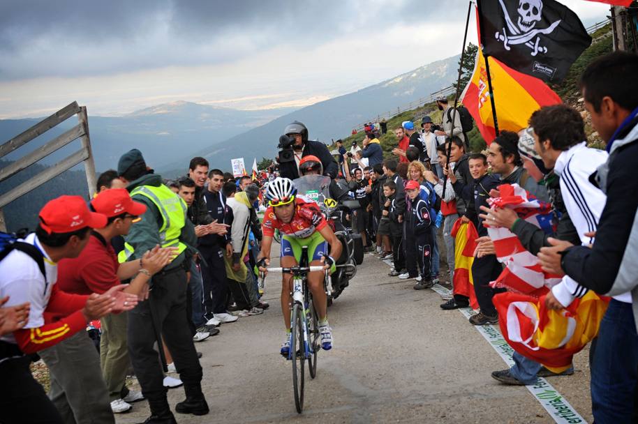 Riconquistata la maglia rossa a Penafiel, Nibali affronta la penultima frazione scalando la terribile salita di Bola del Mundo. Vince Mosquera, ma lo Squalo si difende alla grande (Bettini)
